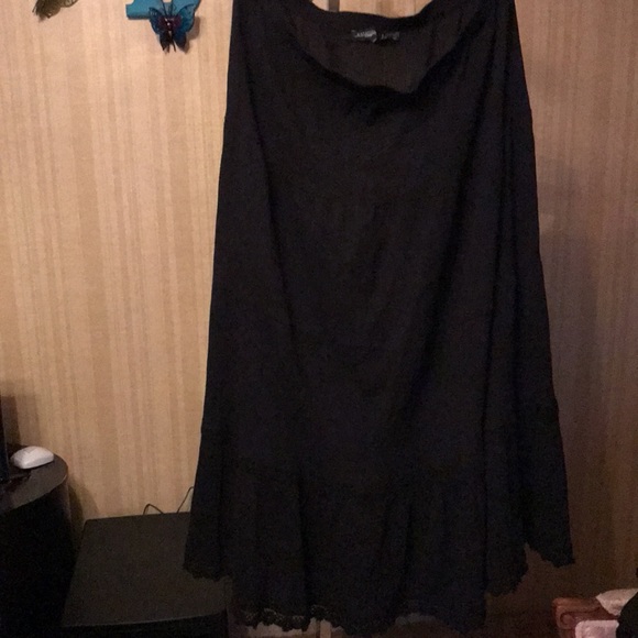 Solid black skirt - Picture 2 of 2